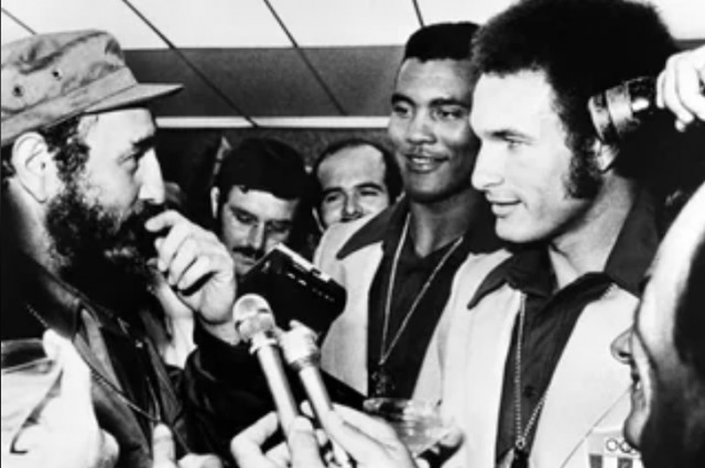 fidel castro con estrellas del deporte juantorena y stevenson, regreso de montreal ’76.