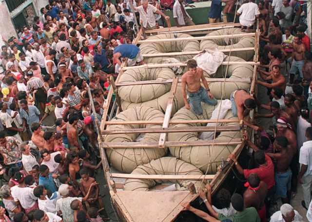 la gente se concentra en una calle de la habana alrededor de una gran balsa que luego utilizarán algunas personas para abandonar el país rumbo a ee.uu. septiembre de 1994,