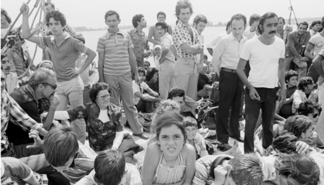 refugiados cubanos esperan la salida de su bote desde el puerto de mariel 1980